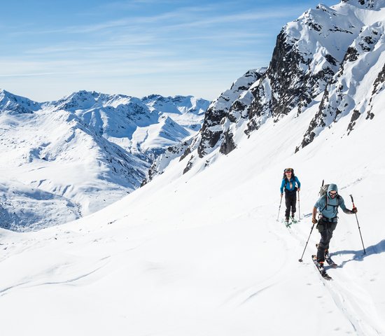 Deux skieurs qui skient dans l'arrière pays de l'Alaska, dans les Talkeetna Mountains