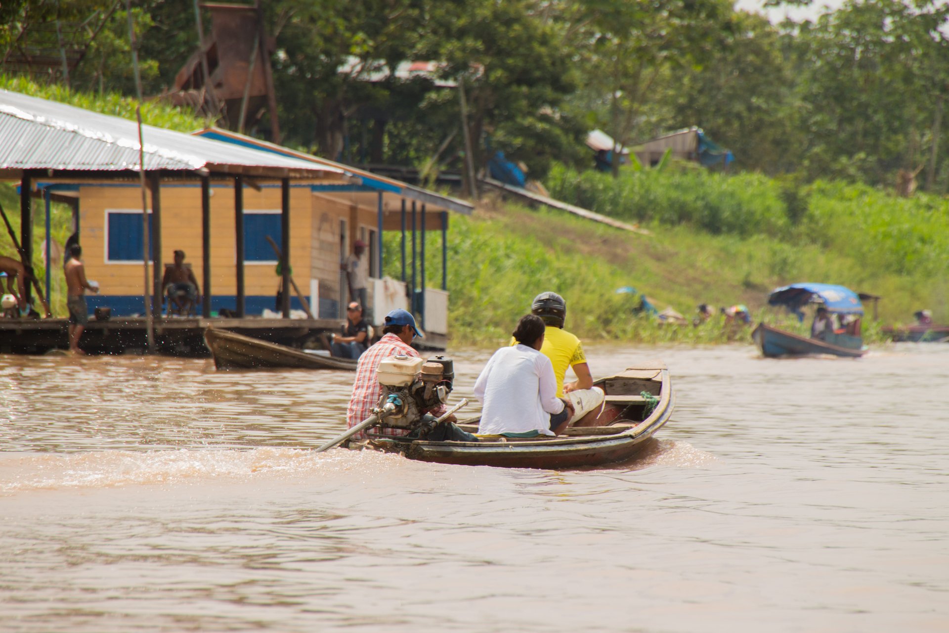 Habitants de la ville de Leticia en Colombie traversant le rivière d'Amazonie sur un bateau