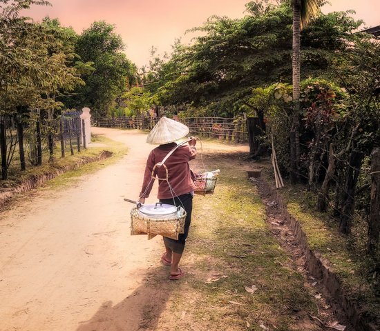 Homme qui transporte la nourriture à Don Daeng, Laos