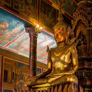 Statue de Bouddha à l'intérieur de la pagode Wat Phnom, Cambodge
