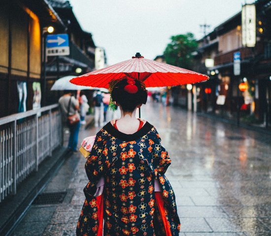 Femme de dos tenant un parapluie à Kyoto, Japon