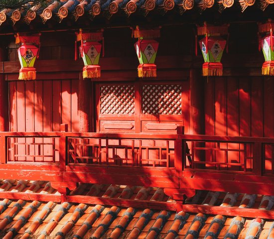 Temple rouge à Okinawa, Japon