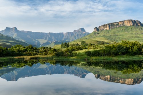 Monts Amphitheater Drakenberg dans la réserve naturelle du Royal Natal en Afrique du Sud