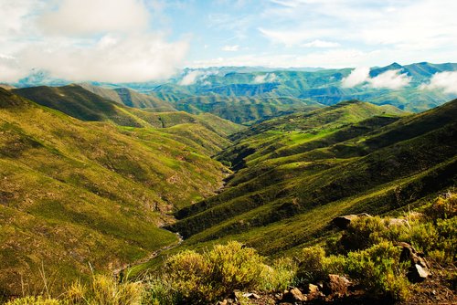 La vallée du Lesotho au milieu de Dragensberg en Afrique du Sud                                                        🗺️