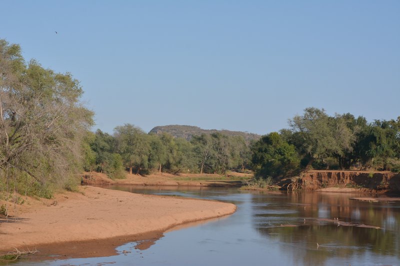La rivière Limpopo pendant la saison sèche Frontière avec le Zimbabwe, Afrique du Sud.                                                        🗺️