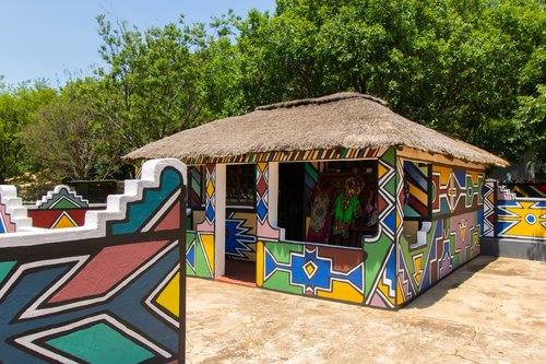 Architecture originale d'un village traditionnel de Ndebele en Afrique du Sud