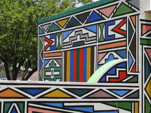 Oeuvres d'art aux couleurs vives décorant une maison ndebele Afrique du Sud