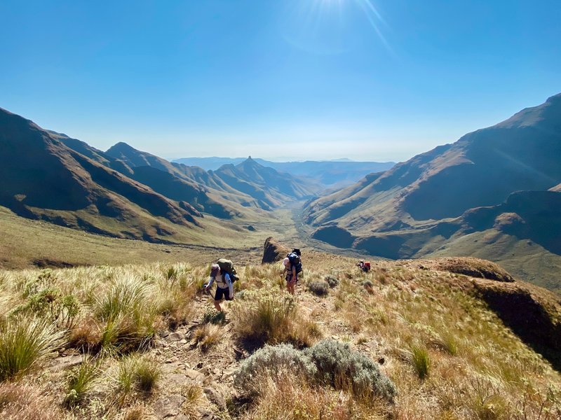Un groupe de randonneur dans le Drakensberg, en Afrique du Sud