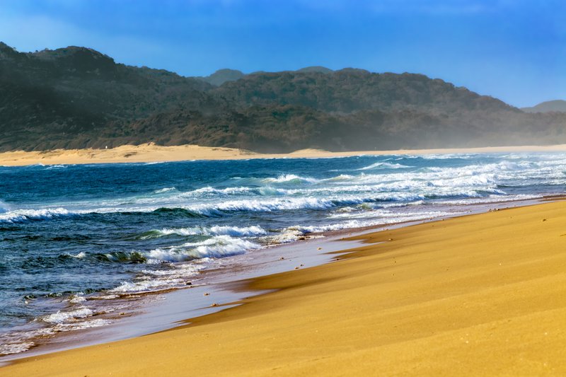 plage de sable près de la ville de Sainte Lucie en Afrique du Sud