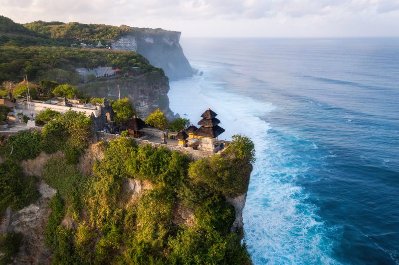 Bali, Indonésie, vue aérienne du temple de Pura Luhur Uluwatu au lever du soleil
