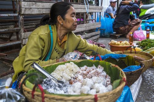 Laos femme sur un marché