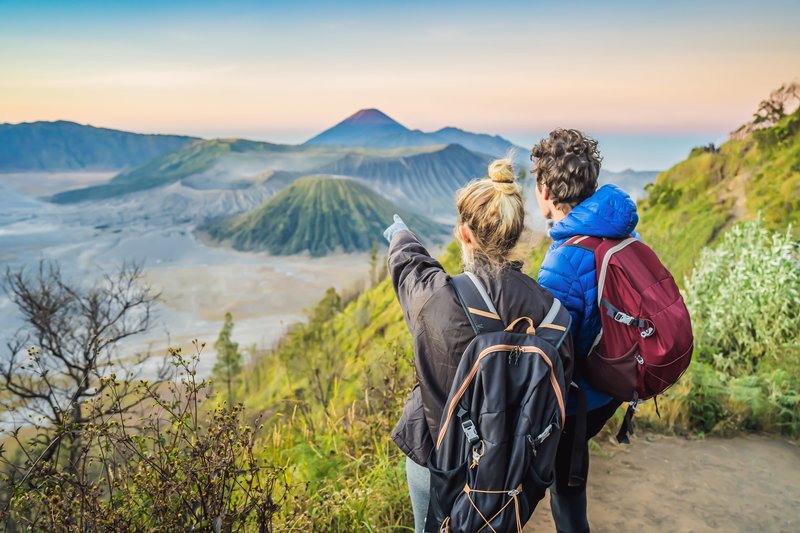 couple en trek devant le volcan de bromo à java en indonesie