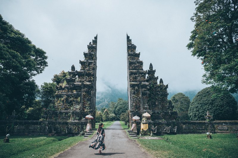 femme temple bali indonesie