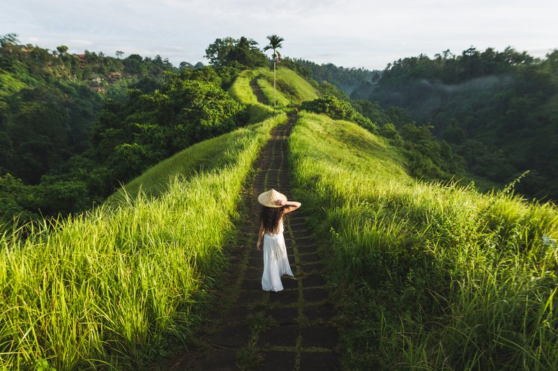 femme marchant sur la voie des artistes de la crête de Campuhan, à Bali, Ubud