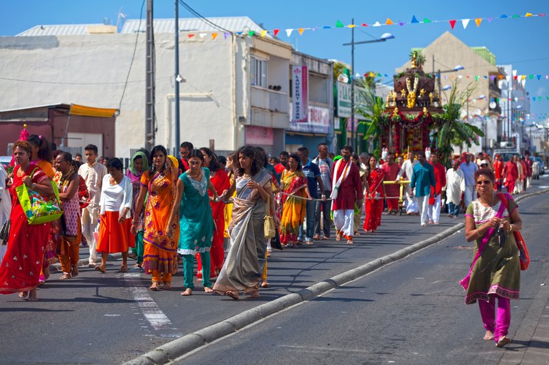 Procession de fidèles pendant une fête religieuse tamoule. Les fidèles descendent à pied la rue du Général Leclerc, Saint Denis, La Réunion