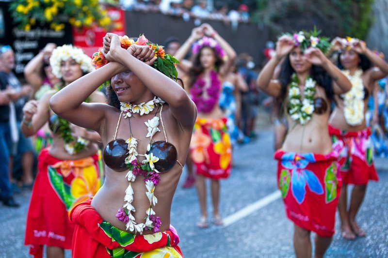 Groupe de danseurs tahitiens défilant pendant le carnaval du Grand Boucan, Saint Gilles les Bains, La Réunion