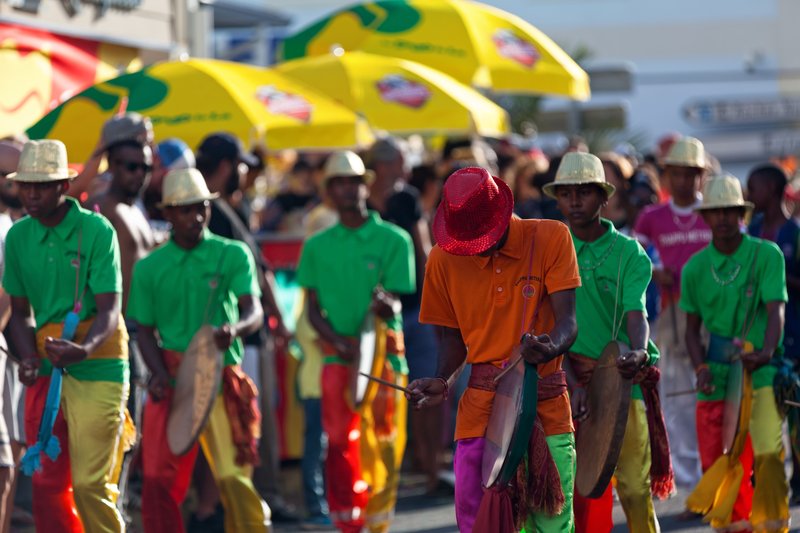 Groupe de jeunes percussionnistes défilant pendant le carnaval du Grand Boucan, Saint Gilles les bains, Réunion
