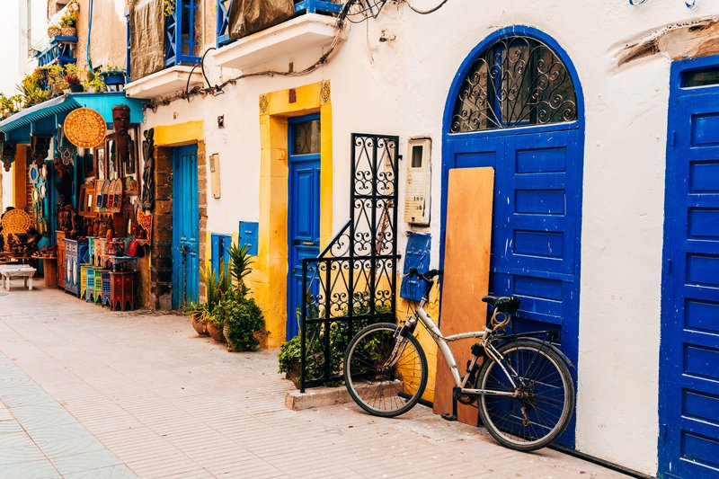 rues colorées de la ville maritime d&#x27;essaouira, maroc