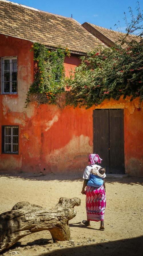 Femme sur l'île de Gorée