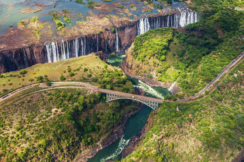 Pont entre la Zambie et le Zimbabwe sur le Zambezi et les chutes Victoria