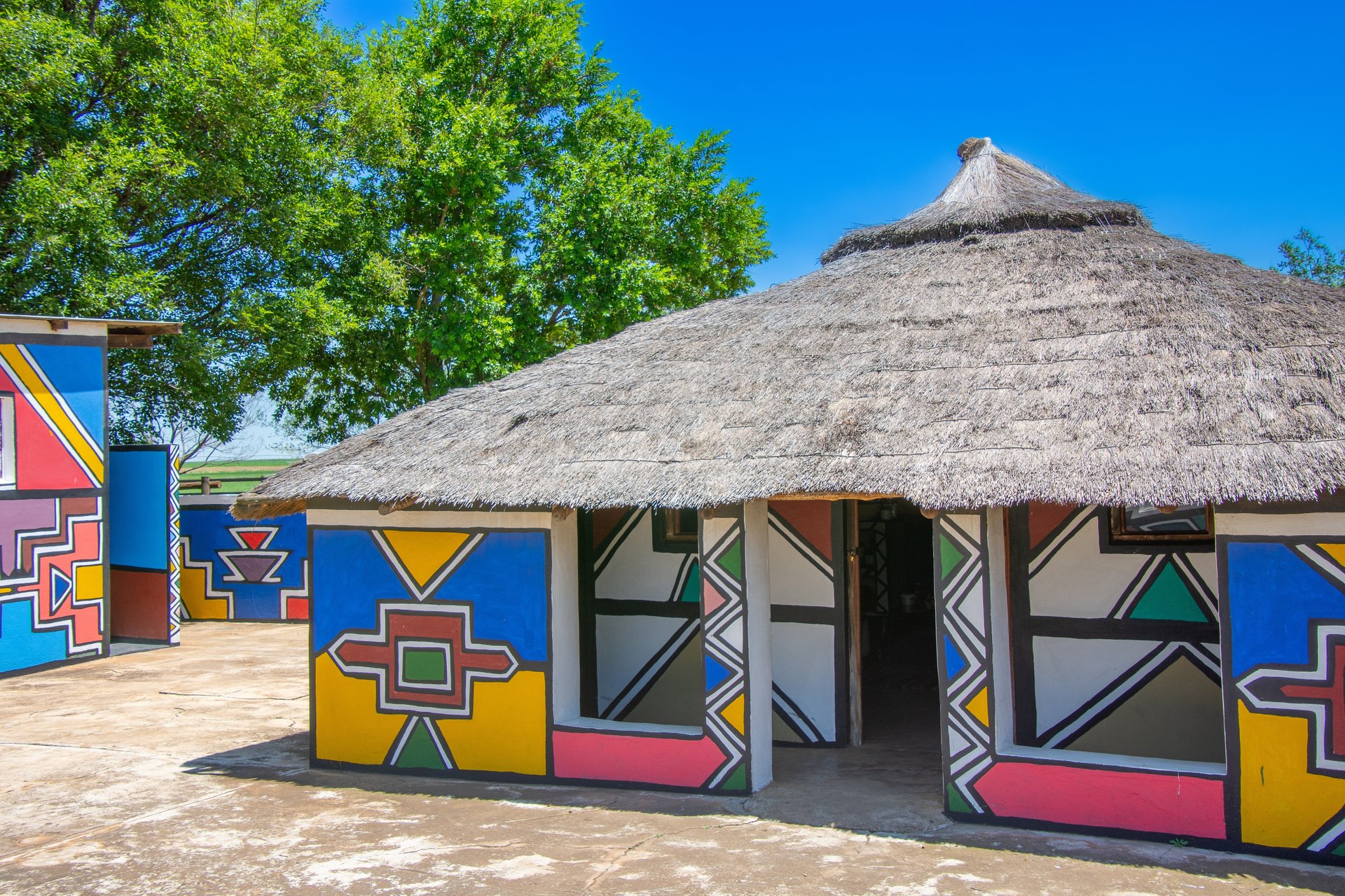 Architecture originale d'un village traditionnel de Ndebele en Afrique du Sud