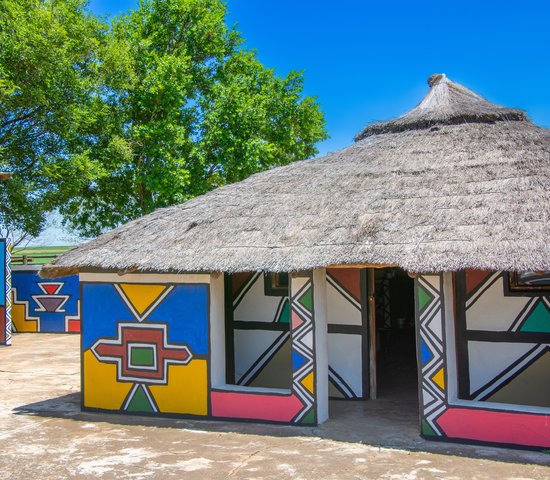 Architecture originale d'un village traditionnel de Ndebele en Afrique du Sud