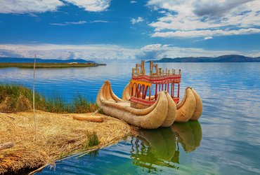 Un bateau garé sur l'île d'Uros, Puno au Pérou