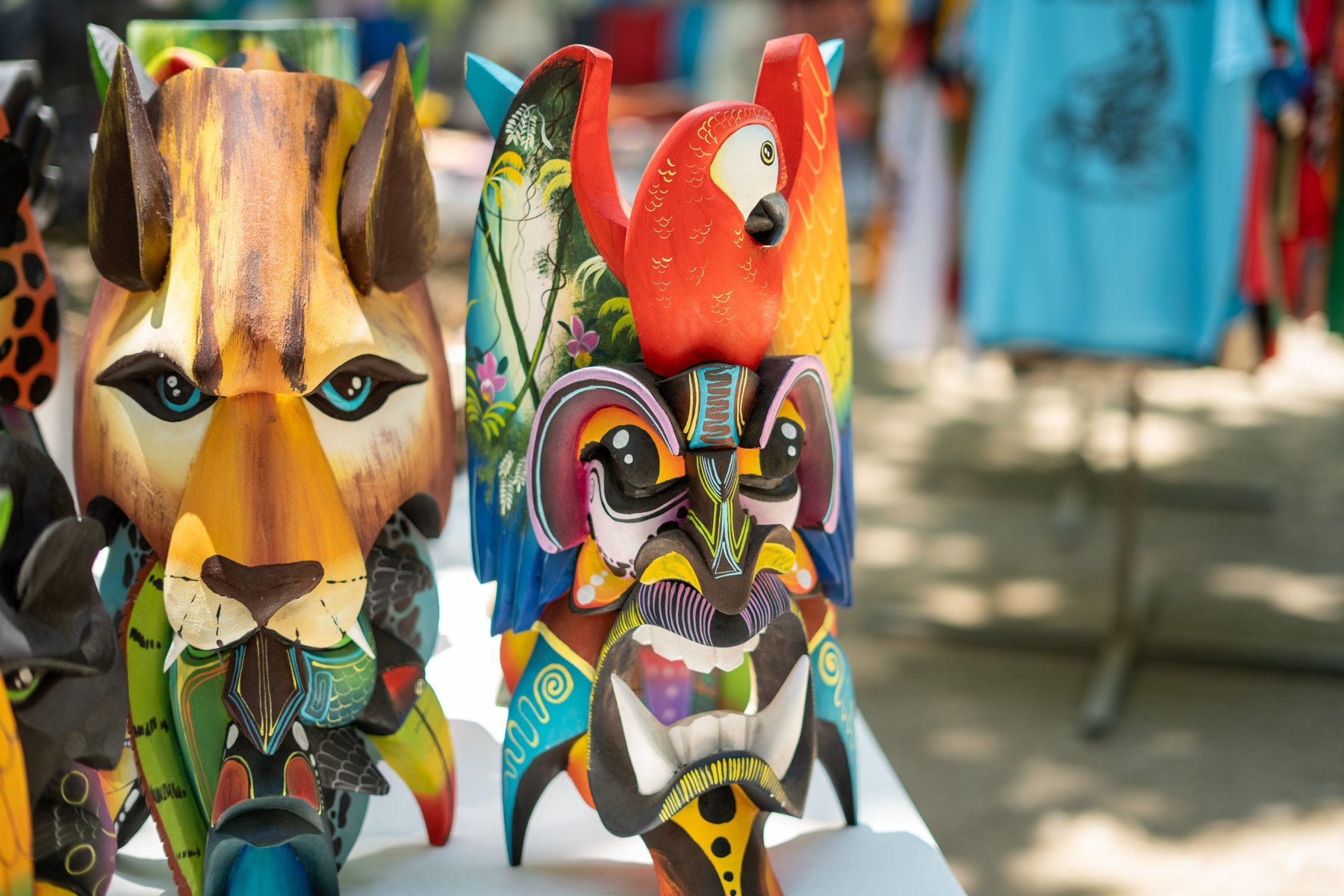 Masques traditionnels colorés exposés dans un marché au Costa Rica