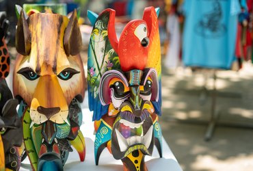 Masques traditionnels colorés exposés dans un marché au Costa Rica
