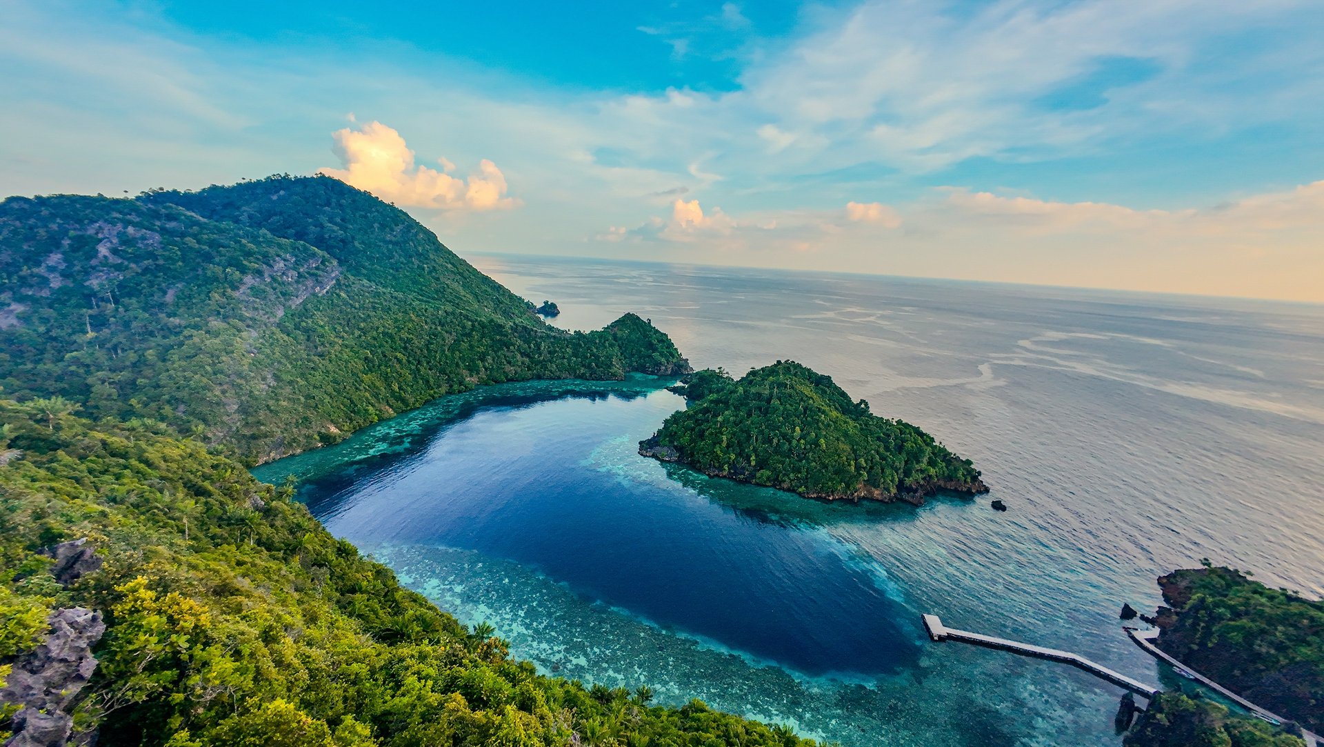 Vue Aérienne de Love Lagoon, un étonnant lagon en forme de coeur à Raja Ampat, Indonésie.