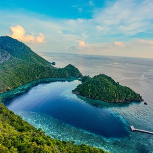 Vue Aérienne de Love Lagoon, un étonnant lagon en forme de coeur à Raja Ampat, Indonésie.