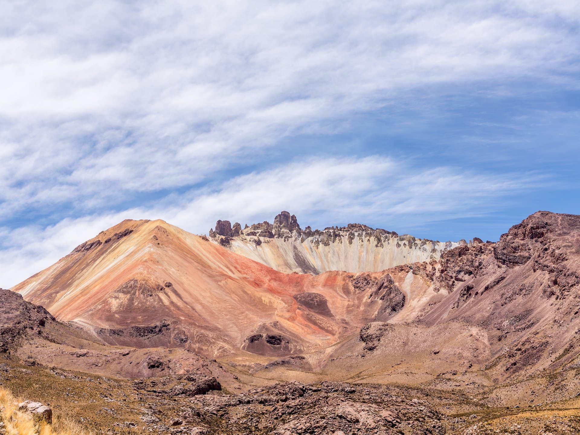 Beau cratère coloré du volcan Tunupa en Bolivie