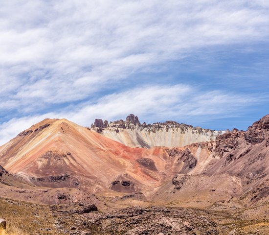 Beau cratère coloré du volcan Tunupa en Bolivie