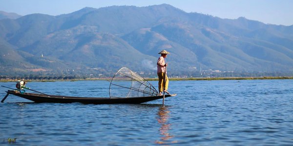 Pecheur sur le lac Inlé en Birmanie