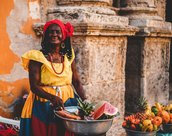 Femme qui vend des fruits en Colombie