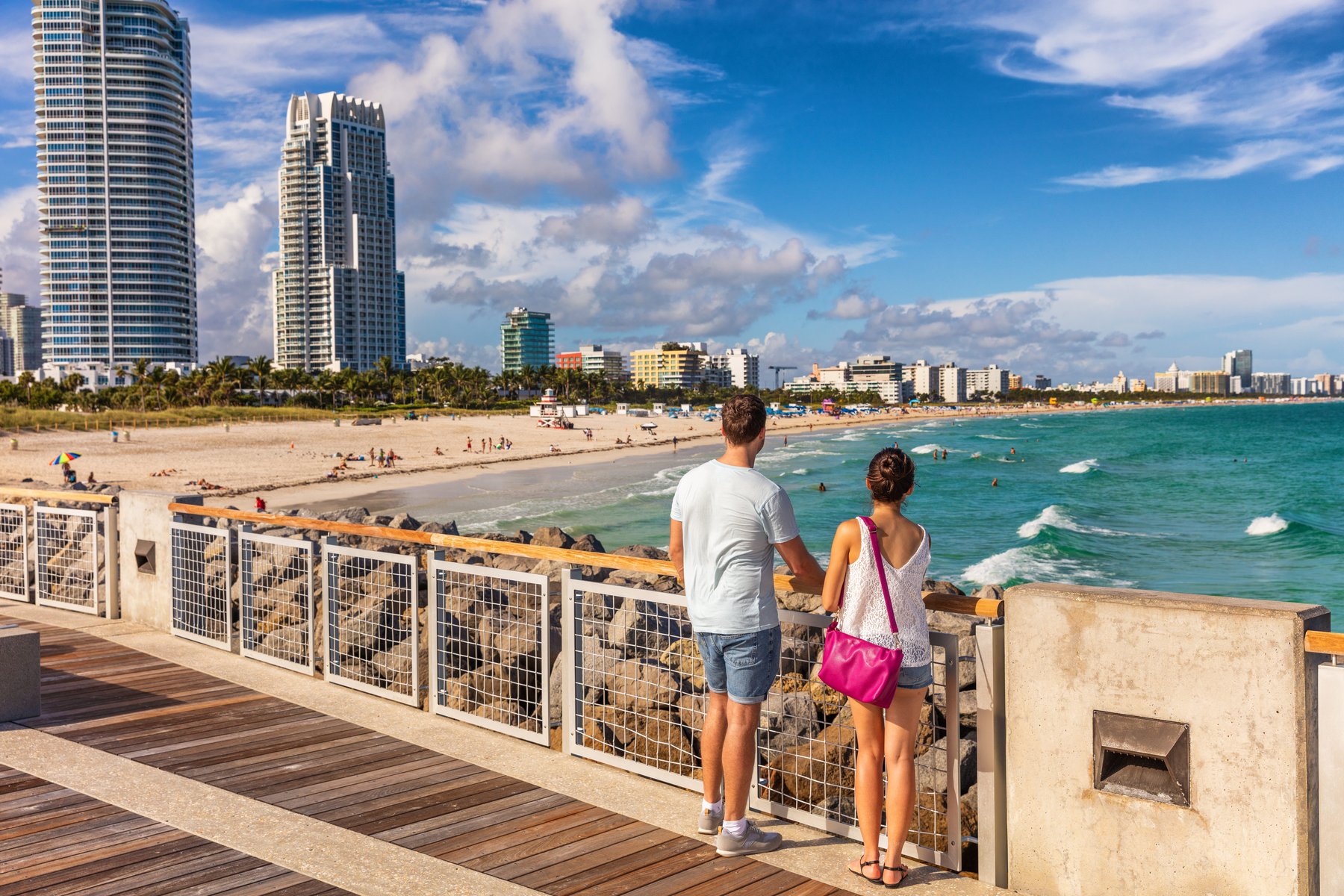 Couple de touristes de Miami Beach marchant à South Beach, Miami, Floride, Etats Unis