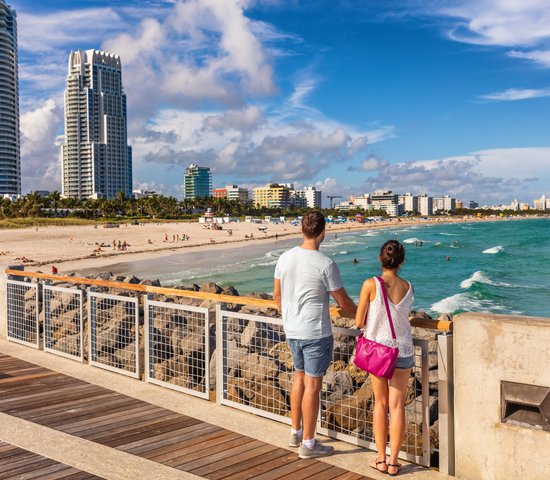 Couple de touristes de Miami Beach marchant à South Beach, Miami, Floride, Etats Unis