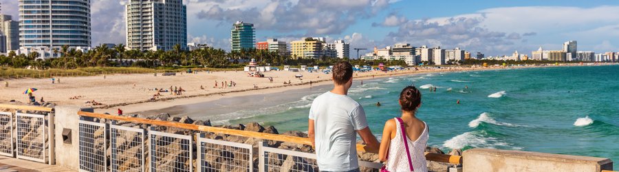 Couple de touristes de Miami Beach marchant à South Beach, Miami, Floride, Etats Unis