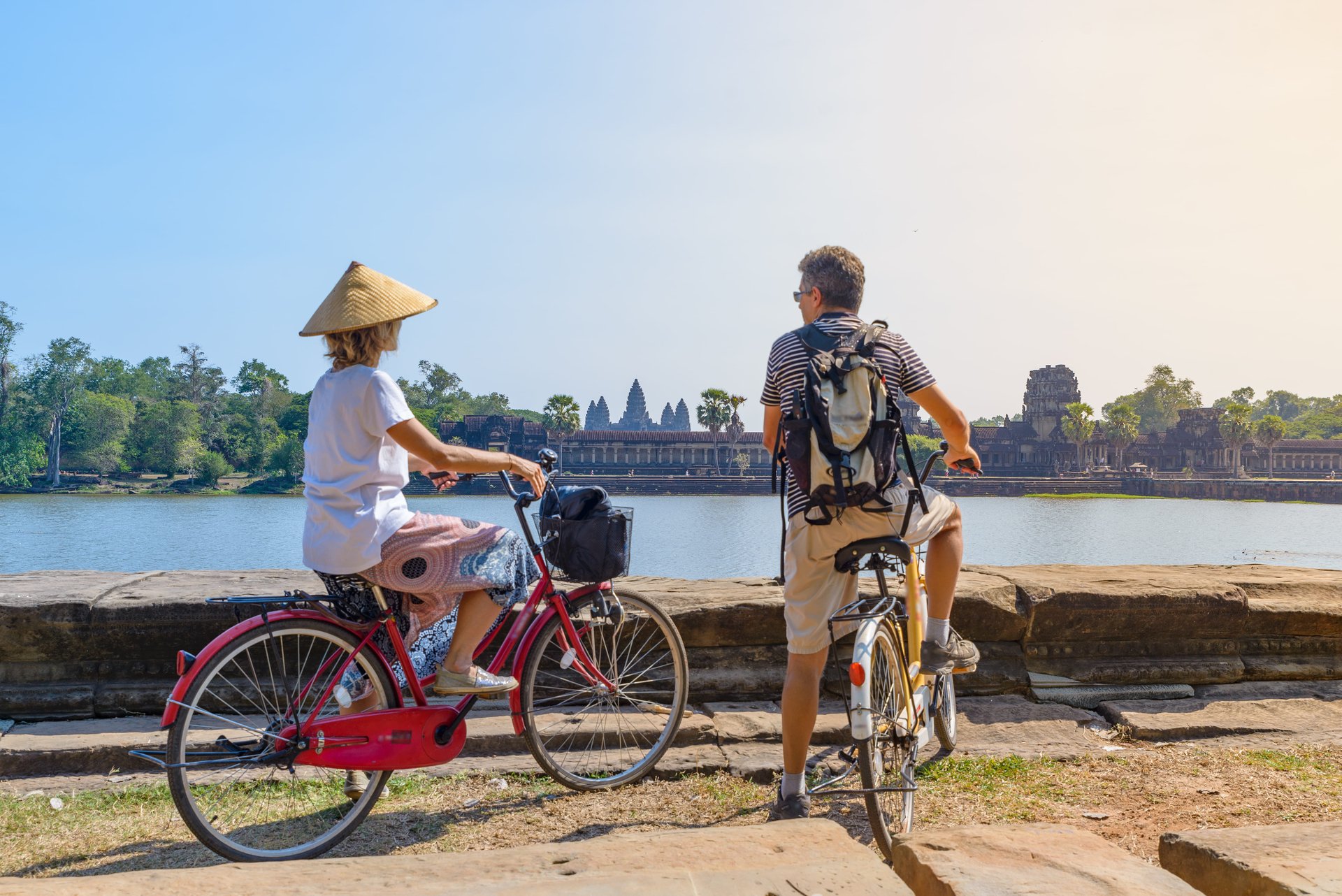 Couple de touristes faisant du vélo dans le temple d'Angkor, Cambodge