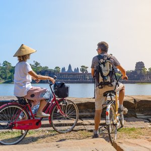 Couple de touristes faisant du vélo dans le temple d'Angkor, Cambodge