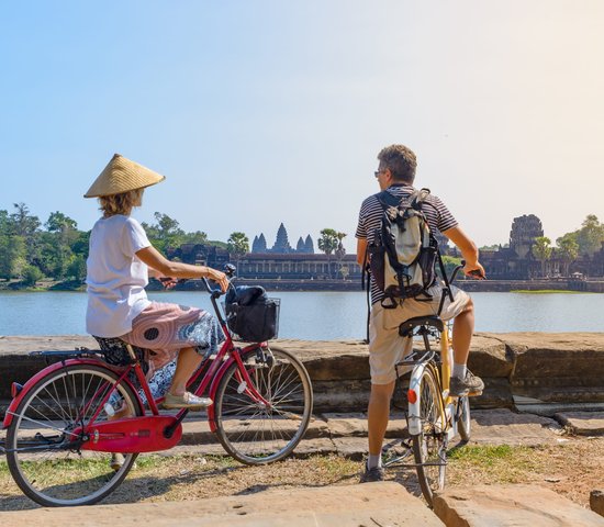 Couple de touristes faisant du vélo dans le temple d'Angkor, Cambodge