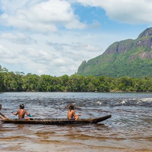 Des enfants de l'ethnie Piaroa jouent sur un canoë dans les eaux de la rivière Autana, dans l'état amazonas, au sud du Venezuela