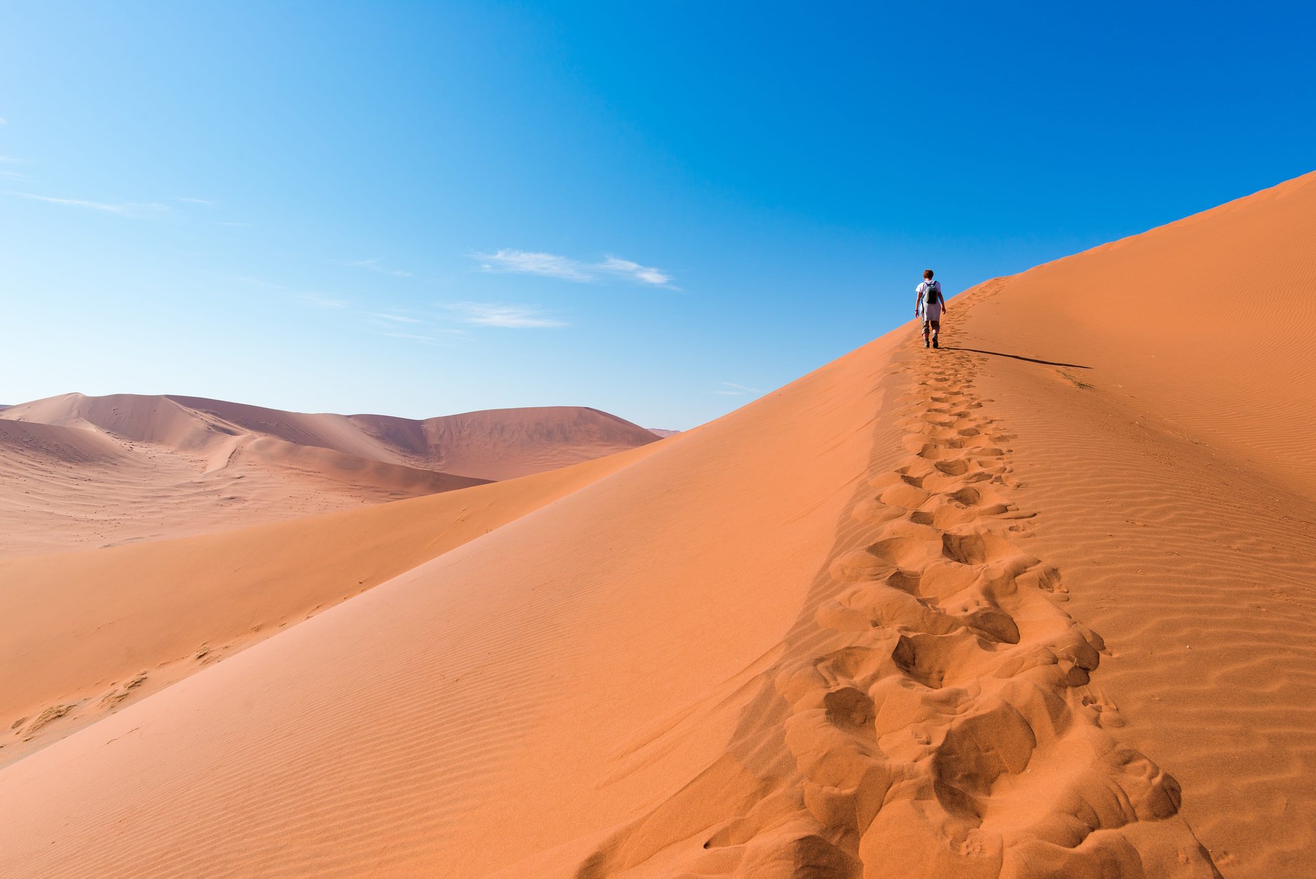 Désert de Namib ciel bleu touriste marche