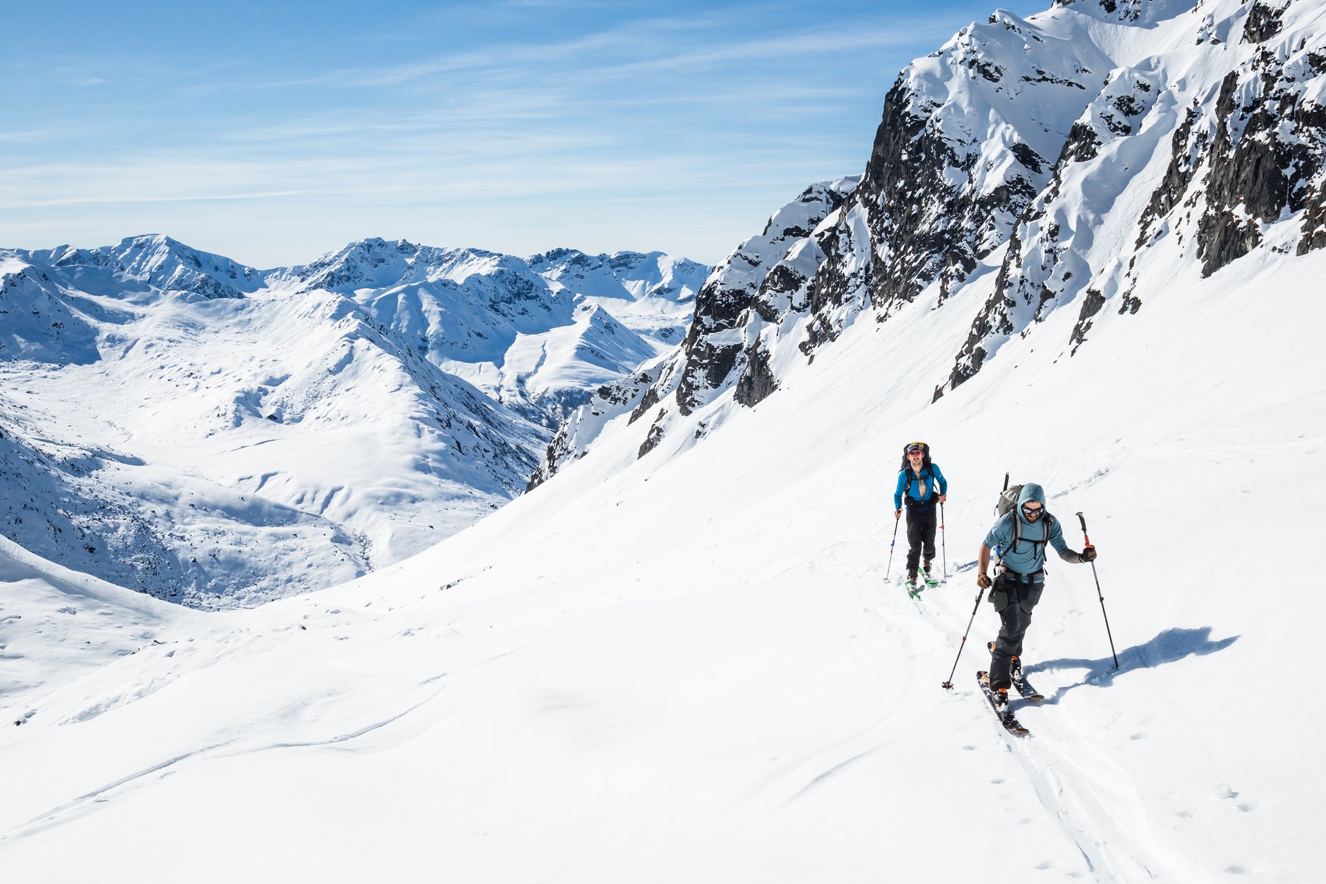 Deux skieurs qui skient dans l'arrière pays de l'Alaska, dans les Talkeetna Mountains