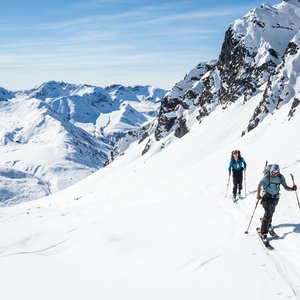 Deux skieurs qui skient dans l'arrière pays de l'Alaska, dans les Talkeetna Mountains