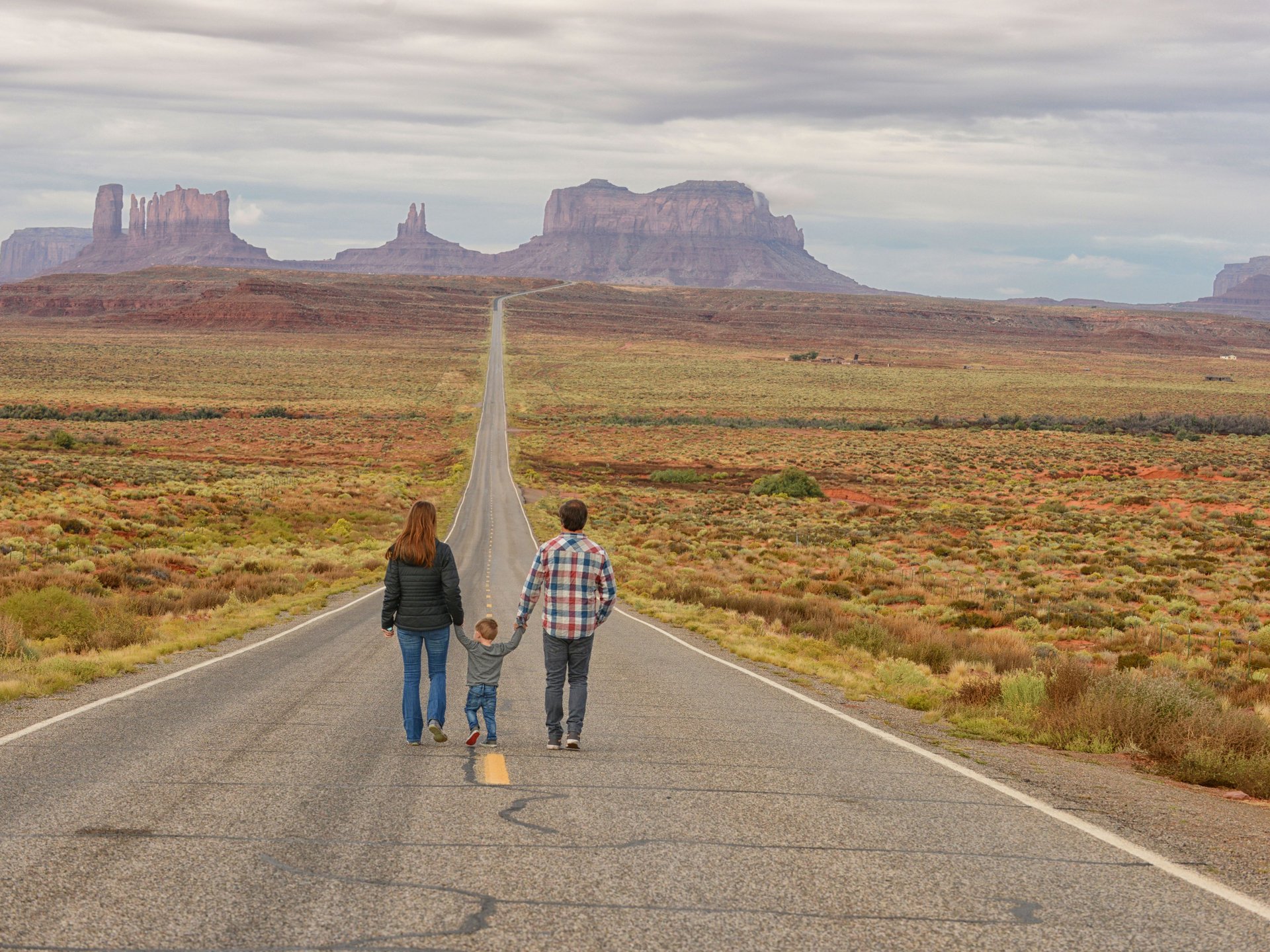 Famille devant la Monument Valley, Etats Unis