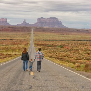 Famille devant la Monument Valley, Etats Unis