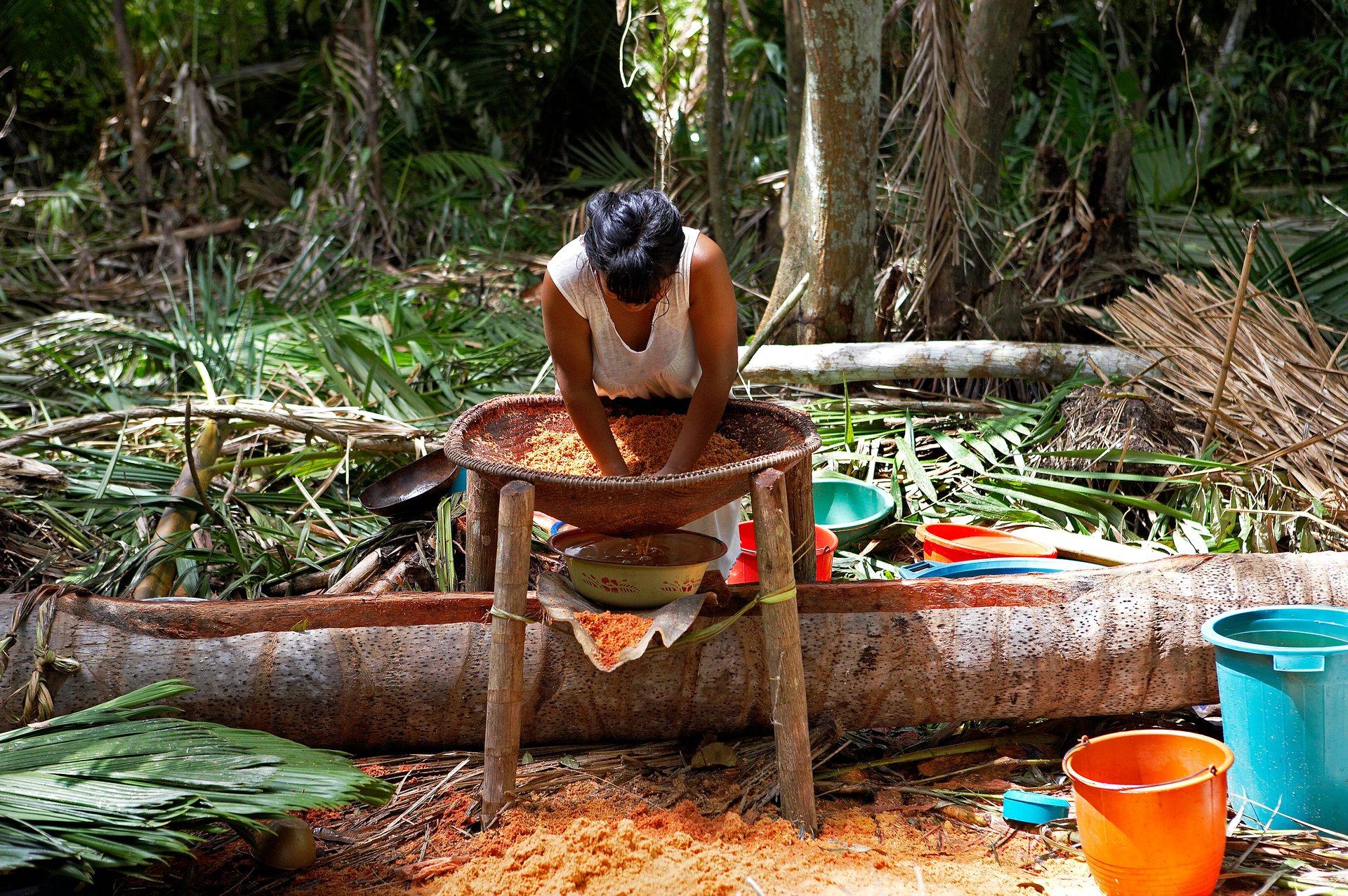 Femme Warao en train de faire du pain Venezuela
