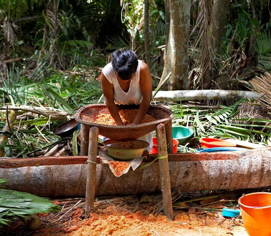 Femme Warao en train de faire du pain Venezuela