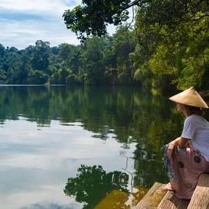 Femme au bord de la rivière à Banlung dans la province de Rotanah Kiri, Cambodge